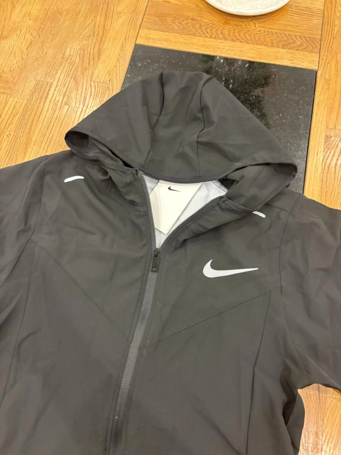 Svart vindjacka från Nike med huva - 1