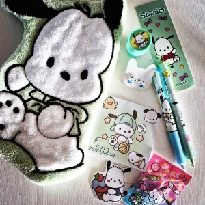  Pochaccopaket - Ett gulligt paket med Pochacco-tema. Innehåller en handduk, post-it, örhängen, klistermärke, 2 pennor, stämpel, bokmärke och en liten suprise. för dig som älskar söta Sanrio-prylar.