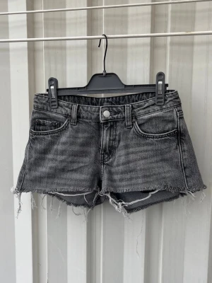 grå jeansshorts  - grå lågmidjade jeansshorts från weekday i storlek 32/xxs. 