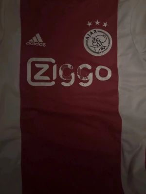  2019/20 Ajax fotbollströja från Adidas - Säljer en snygg Ajax fotbollströja från Adidas med korta ärmar från säsongen 2019/20. Den är i storleken XL i barnstorlek. Hör av dig vid funderingar🙌