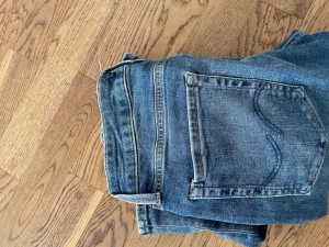 Blå slim fit jeans - Säljer ett par klassiska blå slim fit jeans med fem fickor och normalhög midja. Jeansen har en snygg tvättad look och raka ben. Perfekta till en avslappnad stil och passar till det mesta i garderoben.