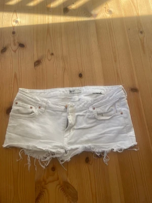 Lågmidjade mini shorts - Jätte snygga vita lågmidjade korta shorts med lite tråd detaljer❣️
