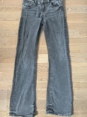 Gråa bootcut jeans  - Säljer ett par gråa bootcut jeans från Gina tricot de har använts ett par gånger men de har ett litet hål på baksidan. Pris kan diskuteras