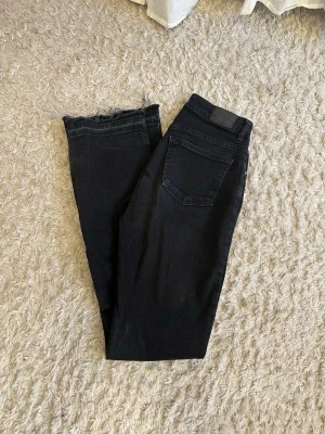 Svarta jeans  - Svarta jeans från Gina Tricot i storlek 36. Passar långa ben. 💕