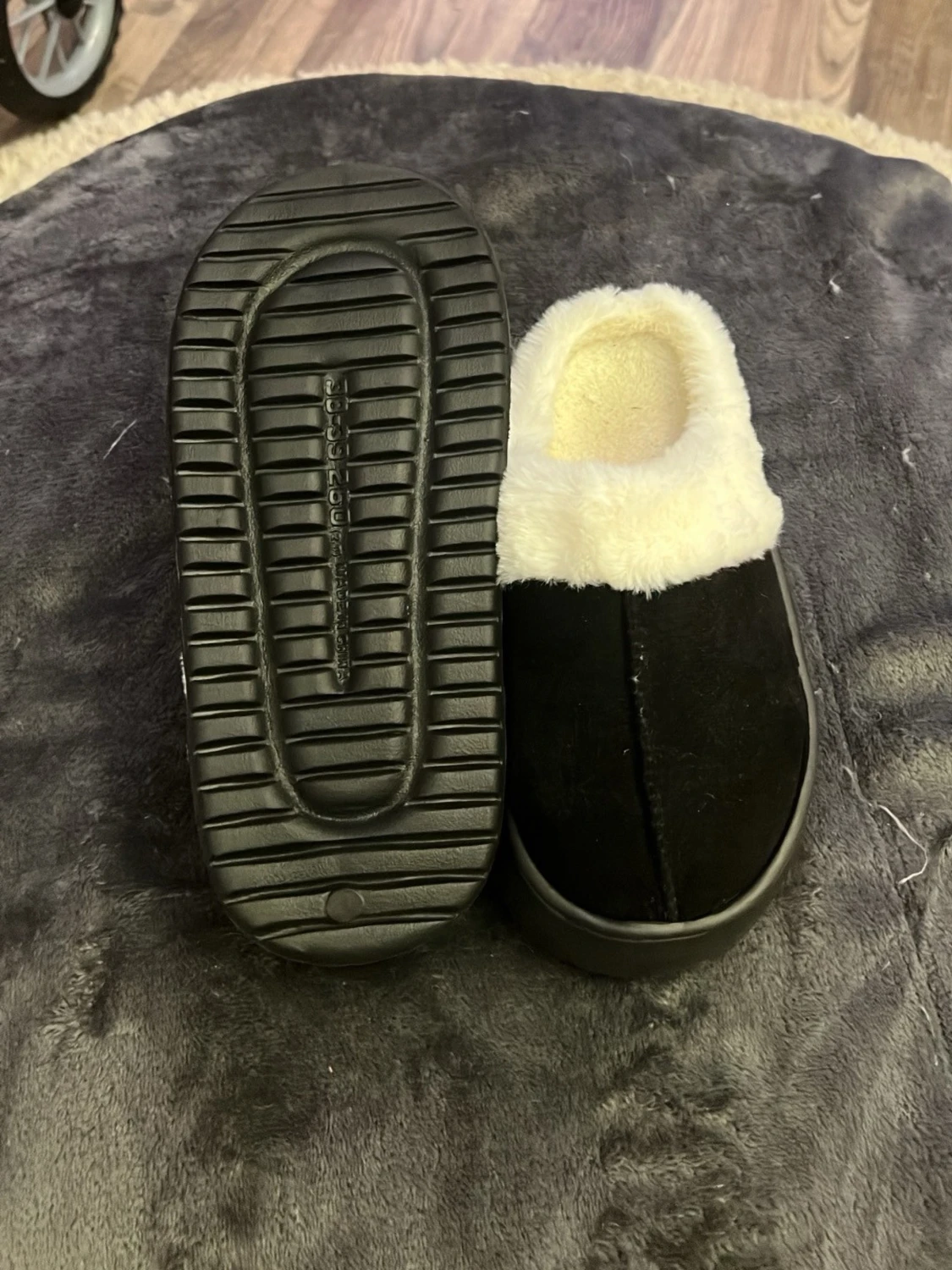 Svarta tofflor med vit päls - 5