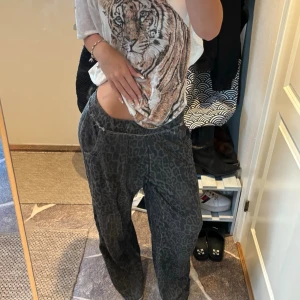 jaded london mjukisbyxor - jättesköna mjukisbyxor från jaded london, väldigt långa (jag är 177) i strl XS !! 🖤