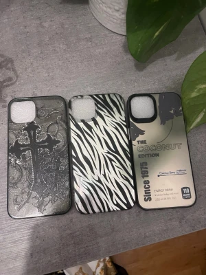 Tre unika mobilskal med olika motiv - Säljer tre coola mobilskal: ett med svart kors och glittrigt mönster, ett med zebramönster i svartvitt och ett med metallic-look och texten 'Coconut Edition'. Alla skal har öppning för kamera och är gjorda i plast. Perfekt för dig som vill sticka ut med din mobil!