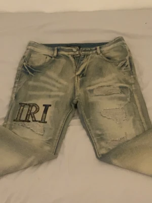 Amiri jeans  - Helt nya jeans, har använt dom en gång. Jag vill inte ha kvar fom för att den passar inte till mitt style och dom är för stor för mig.