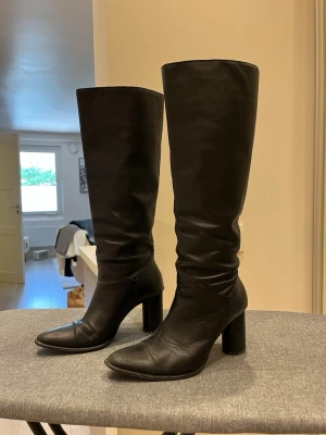 Svarta höga läderstövlar med klack - Säljer mina svarta stövlar i äkta läder från Zara. Använda men i gott skick. Mina absoluta favoritklackar då de är väldigt sköna och håller fint, men jag får tyvärr inte längre användning av dem💘Nypris ca 1500kr