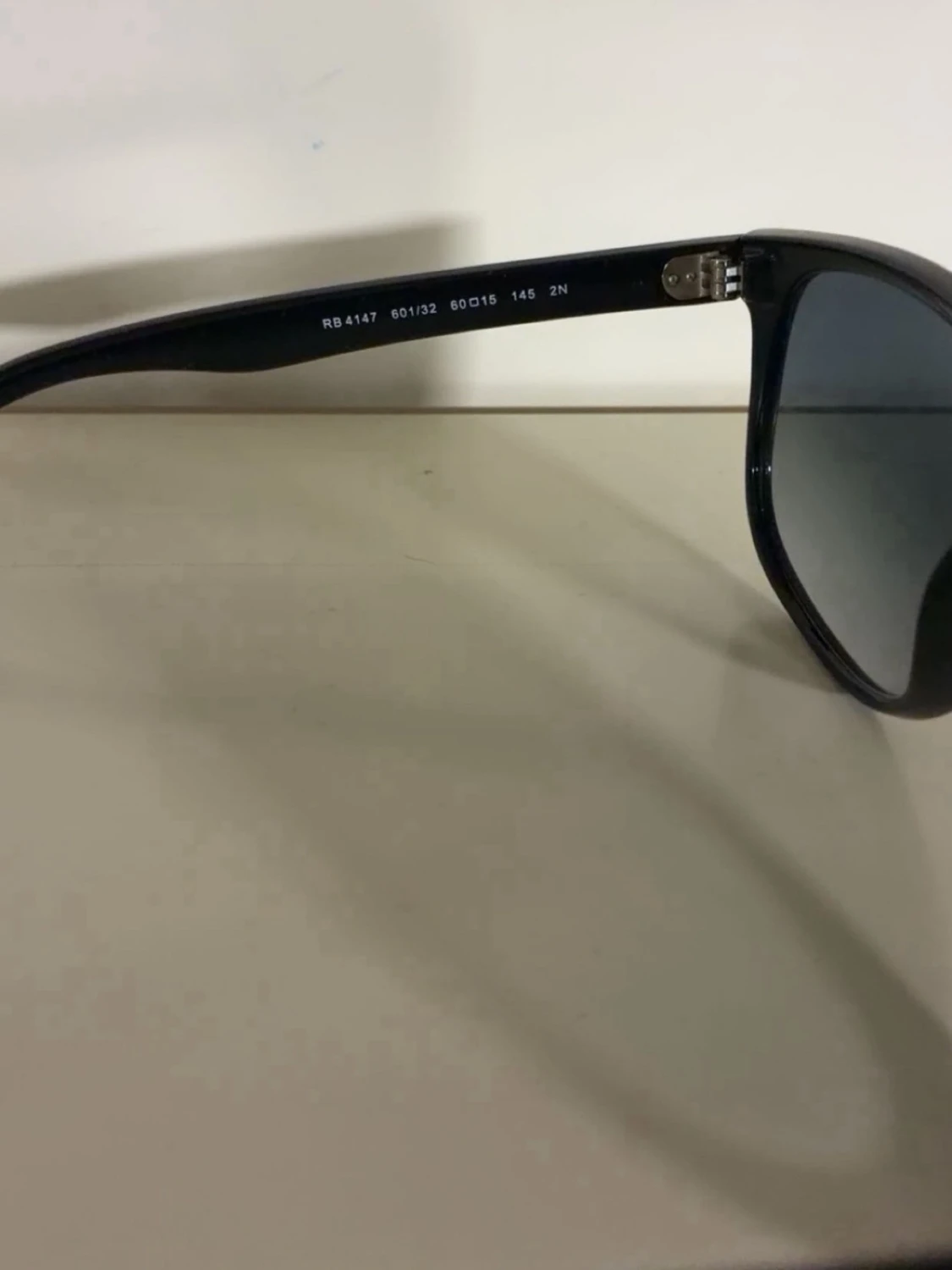 Svarta Ray-Ban 4147 (boyfriends) solglasögon - 2