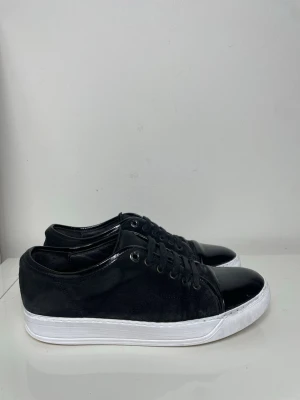 Lanvin Cap Toe  - Säljer nu dessa Lanvin Cap toe i uk 6 som motsvarar 40 men som även passar 41, skorna är i fint skick där de uppfixade med whitnercream för att de ska bli extra fräscha. skriv för fler bilder/frågor🙌🏼