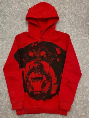 Givenchy Rotweiler Hoodie - Givenchy SS18 Rotweiler hoodie. Storlek XXS ( passar som en S) extremt bra skick, förutom att neck tagen är borta. Priset går att diskutera😊