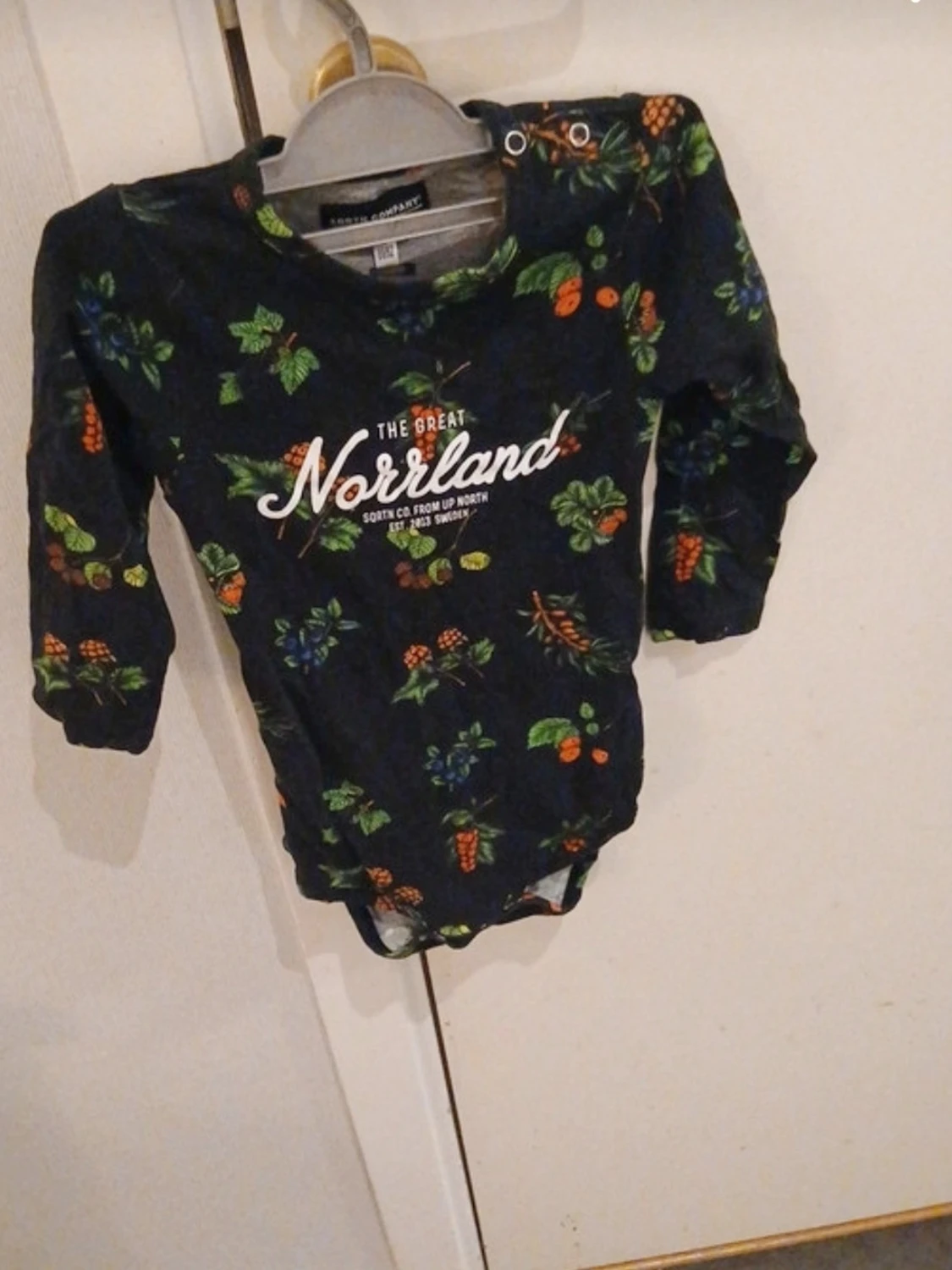 Mörkblå body med Norrland-tryck