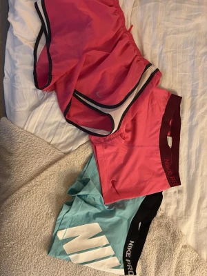 Nike PRO shorts - Tre par Nike shorts, 350kr st eller 900 för alla tre.