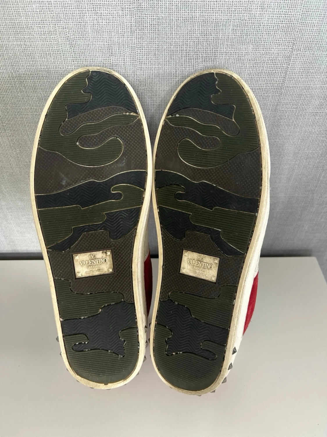 Röda och vita sneakers från Valentino - 4