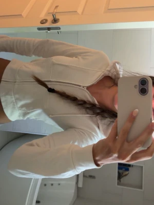 Vit croppad hoodie med dragkedja - Från H&M divided💕