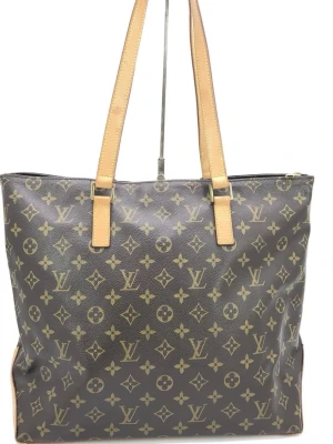 Louis Vuitton Tote Bag - Monogram Cabas Mezzo Tote är inte bara en handväska; det är ett statement-plagg som återspeglar det rika arvet och den oöverträffade konstnärligheten hos Louis Vuitton. Förhöj din garderob med denna utsökta tote och upplev lockelsen hos ett varumärke synonymt med lyx och elegans.
