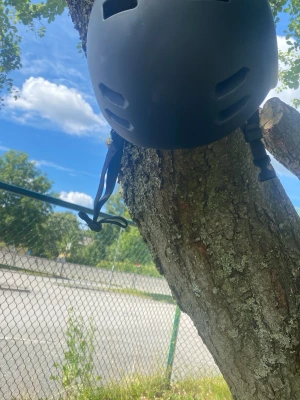 Svart cykelhjälm med ventilationshål - Säljer en svart cykelhjälm med flera ventilationshål och justerbara remmar. Insidan är vadderad med svart och gult material för extra komfort och skydd. Perfekt för cykling eller skateboard.