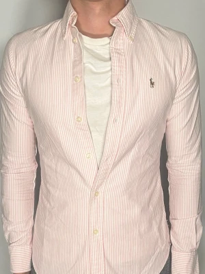 Ralph Lauren skjorta - Säljer en riktigt snygg och trendig Ralph lauren skjorta i fint skick, storlek XS, vid frågor är det bara att skriva //Gramenti
