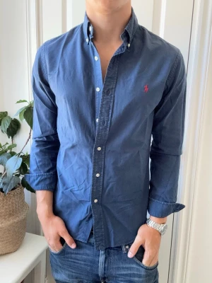 Ralph lauren skjorta  - Ralph lauren skjorta, slim fit, Inga defekter! Modellen i bilderna är 180 cm 75 kg och bär Storlek S , Kom med frågor! 🌟 (Kan gå ned i pris vid köp av paket 😉) 