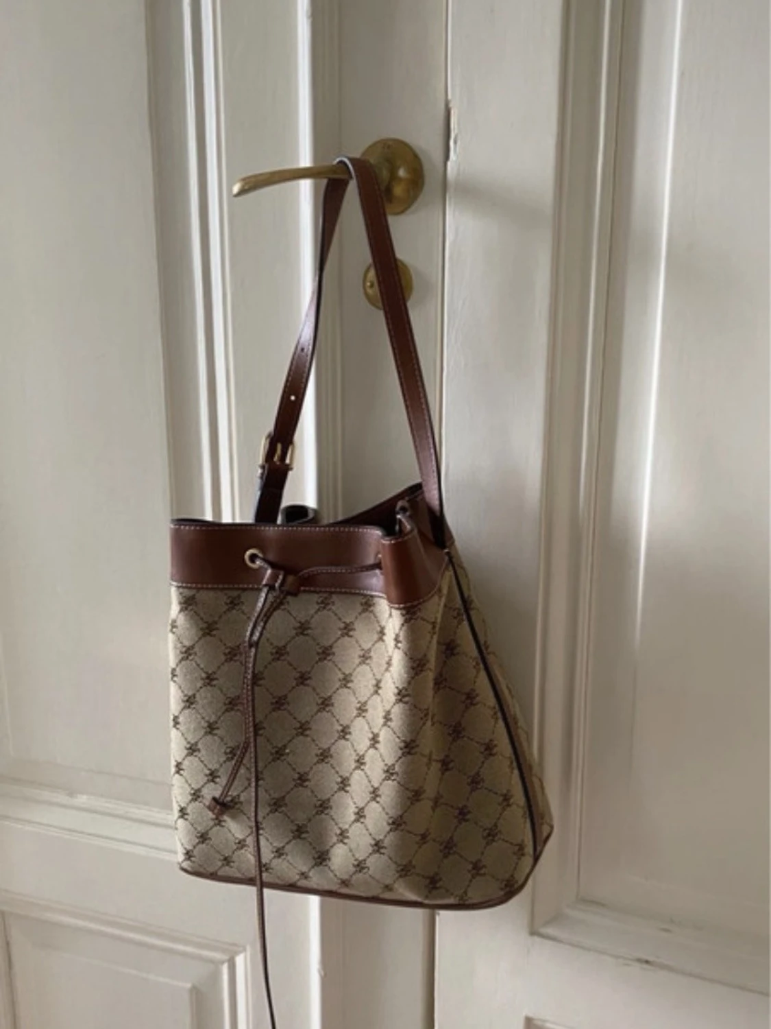 Beige och brun bucket bag med mönster - 1