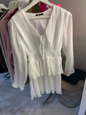 Vit klänning Gina tricot - Använd en gång jättefint skick, inga fläckar
