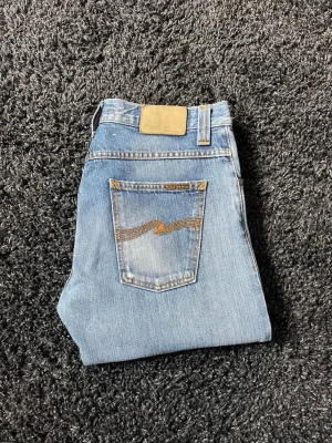 Nudie average Joe  - Ett par populära jeans från Nudie i modellen average Joe. Nypris: 1800. Mått (sista bilden)      A:41  B:99  C:18. Kom med frågor