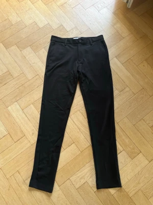 Svarta raka kostymbyxor - Kostymbyxor från By Teeshoppen W:32 L:34.