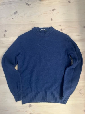 Stickad tröja  - Stickad tröja från märket A days march, storlek S men krympt så sitter som xs, skriv vid frågor!
