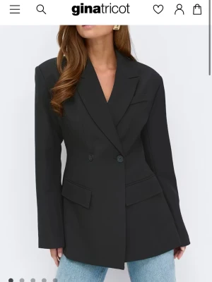 SÖKER/BYTE svart shaped kavaj Gina Tricot  - SÖKER/BYTE svart shaped kavaj Gina Tricot i storlek S!! Jag har en oanvänd i storlek XS om någpn vill byta! 🩷