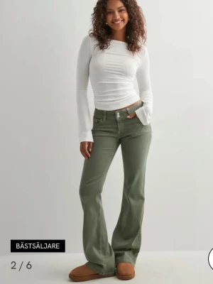 Low waist bootcut jeans från Nelly - Snygga jeans från Nelly storlek 38
