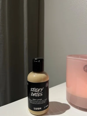 Lush Sticky Dates Body Lotion 100ml - Sticky Dates Body Lotion från Lush . Innehåller 100 ml och har en krämig konsistens. Doften är söt och varm, perfekt för att återfukta huden. Har använt denna 2 gånger.