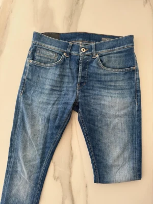 Dondup jeans - Eftertraktade Dondup George jeans i färgen blå med unik ”washpattern” I storleken 30. Kom med funderingar!🤗