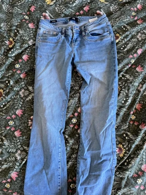 Ljusblå raka jeans från LTB - Säljer ett par ljusblå jeans från LTB med raka ben och låg midja💞. Använda men fortfarande i väldigt bra skick!