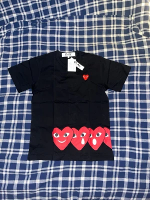 Comme des garçons T-shirt - CDG T-shirt. Kolla måtten noggrant då jag ej tar emot returer :)