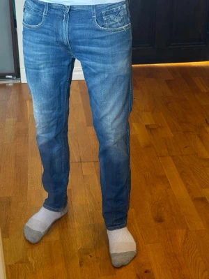 Schyssta replay jeans - Mycket bra skick förutom någon slitning i änden av benen, 8/10 i skick. Modell Anbass slim fit, W31 L30 - han på bilden är 183cm. Mycket populär färg. Nypris 1600kr. Hör av dig vid övriga funderingar ⭐️