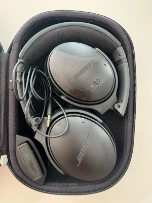 Bose 35 QC II - Säljer mina bose 35QC II funkar utanmärkt, kommer med alla kablar och väskan. Har inga skador  De enda problemet är att en av öron kudden är lite sliten men de ingen problem!  Skickar de samma dag! Kan diskutera priset lite.  Kan mötas för extra eller hämtas i tumba