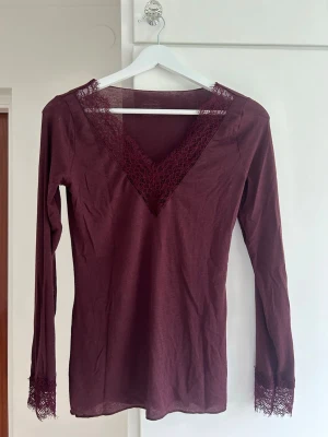 Vinröd topp med spetsdetaljer - Snygg vinröd långärmad topp från intimmisimi! Aldrig använd därav super bra skick🩷