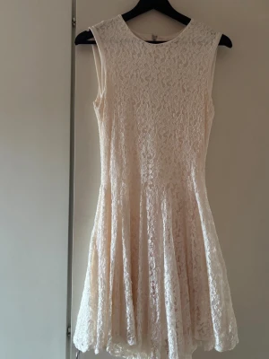 Vit spetsklänning HM - Söt vit spetsklänning från HM med rund hals och ärmlös design. Klänningen har ett fint blommigt spetsmönster med dragskedja på baksidan. Perfekt för sommarens alla tillfällen. Använd några gånger men i väldigt bra skick! 🌸
