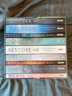 Shatter Me-serien av Tahereh Mafi - Säljer hela Shatter Me-serien av Tahereh Mafi, 9 böcker på engelska med färgstarka omslag och mjuka pärmar. Serien innehåller titlar som Shatter Me, Unravel Me, Ignite Me och fler. Perfekt för dig som gillar dystopisk ungdomslitteratur och spännande berättelser.