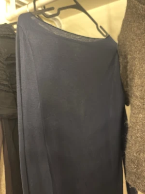 Blå intimissimi tröja  - Strl s, lite små hål 