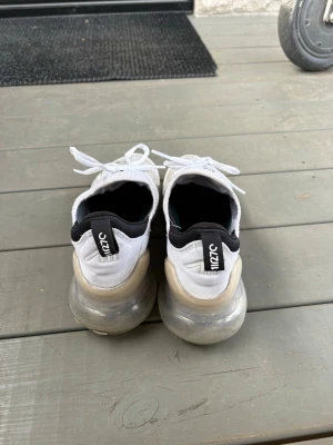 Vita Nike 270s - Vita bra skor för vår och sommar, ny pris är 1800kr och säljer dom här skorna för dom är för små men skulle säga att de är dom bästa vår skorna!