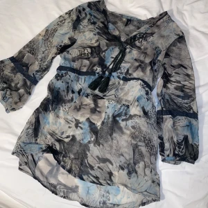 Jättesöt blus från vero moda - Älskar denna babydoll blus från vero mods!! Den är så fin och mönstret är fantastiskt. 