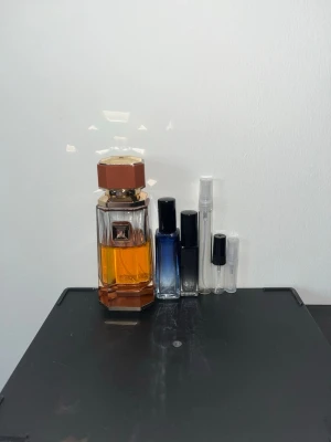 Liquid brun—Sample, Pris i beskrivningen - 1ml:6kr 2ml:12kr 3ml:18kr 5ml:30kr 10ml:60kr 20ml:120kr Liquid brun—Sample. Prova doften innan du köper hela flaskan! Liquid brun är en perfekt doft för vintern eller date nights.