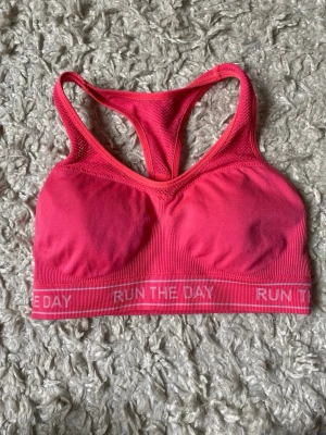 Sport bh  - Sitter fint, med inlägg. Korallrosa färg 🩷