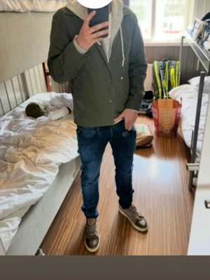 Grön overshirt  - Säljer denna feta overshirten från Uniqlo med grym passform. Passar storlekar mellan S-XS. Hör av er kring funderingar 