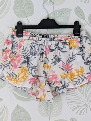 Supersköna Tunna Shorts H&M Storlek 40 (38-40) - - Supersköna luftiga tunna shorts i viskos med bra elastisk midjeresår som inte sitter åt.  Jag äger flera av dessa modeller och är en stor favorit men pga snabb viktminskning så passar den inte längre.  - Passar dig som vill ha lite kortare luftiga och tunna shorts som inte sitter åt i midjan. - Passar varmare dagar. - Storlek 40 men passar även större 38. - I jättefint skick hittar bara en liten tråd vid söm. - Jag kan ha missat någon miniskavank men jag har försökt att granska så gott det går