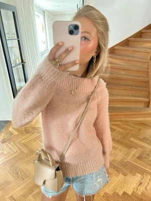 ljusrosa stickad tröja - supermysig i bra skick samt samma som flippa montan äger 💗