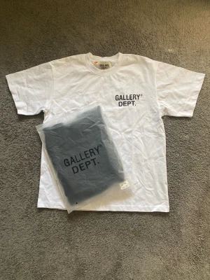  Gallery Dept. t-shirt - Säljer en vit Gallery Dept t-shirt . Fräsch helt Oanvänd!!! Kommer med för packning. 