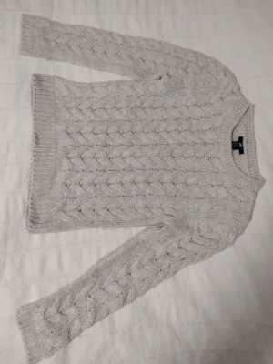 Vit/beige klassisk stickad/kabelstickad tröja H&M - storlek XS - Stickad tröja från H&M. Storlek XS. 90% akryl, 10% ull. I fint använt skick.